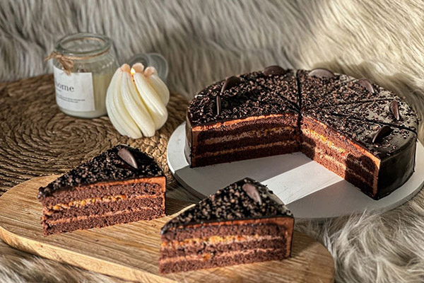 طرز تهیه کیک لایه‌ای شکلاتی حرفه‌ای 