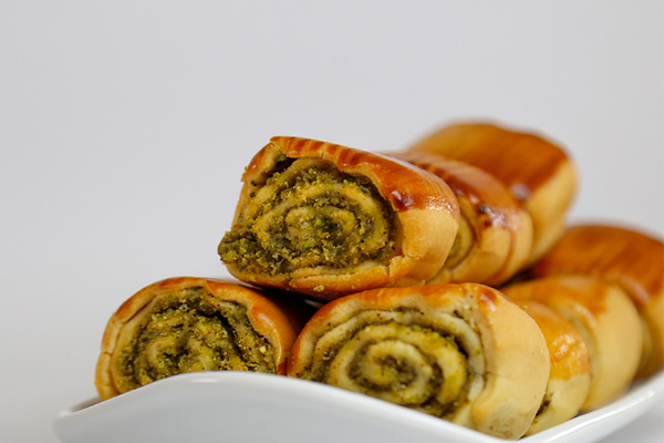 نان نازک قزوینی یا نان پستهای