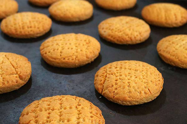 کلوچه زنجبیلی با خمیر مایه؛ عطر زمستان