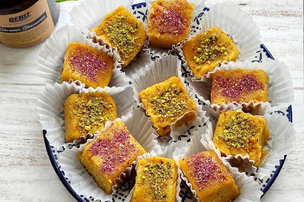 طرز تهیه کیک حلوایی با زعفران و گلاب مخصوص ایام محرم