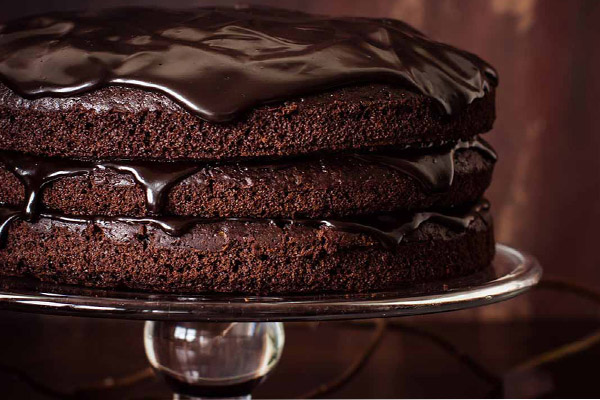 طرز تهیه کیک لایه‌ای شکلاتی حرفه‌ای 