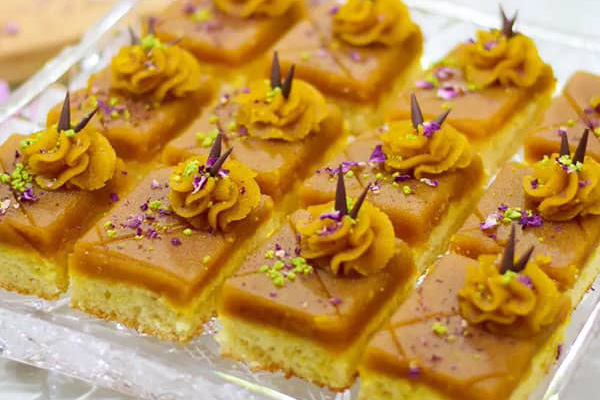 طرز تهیه کیک حلوایی با زعفران و گلاب مخصوص ایام محرم