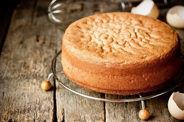 طرز تهیه کیک اسفنجی برای ۴ نفر با پف زیاد